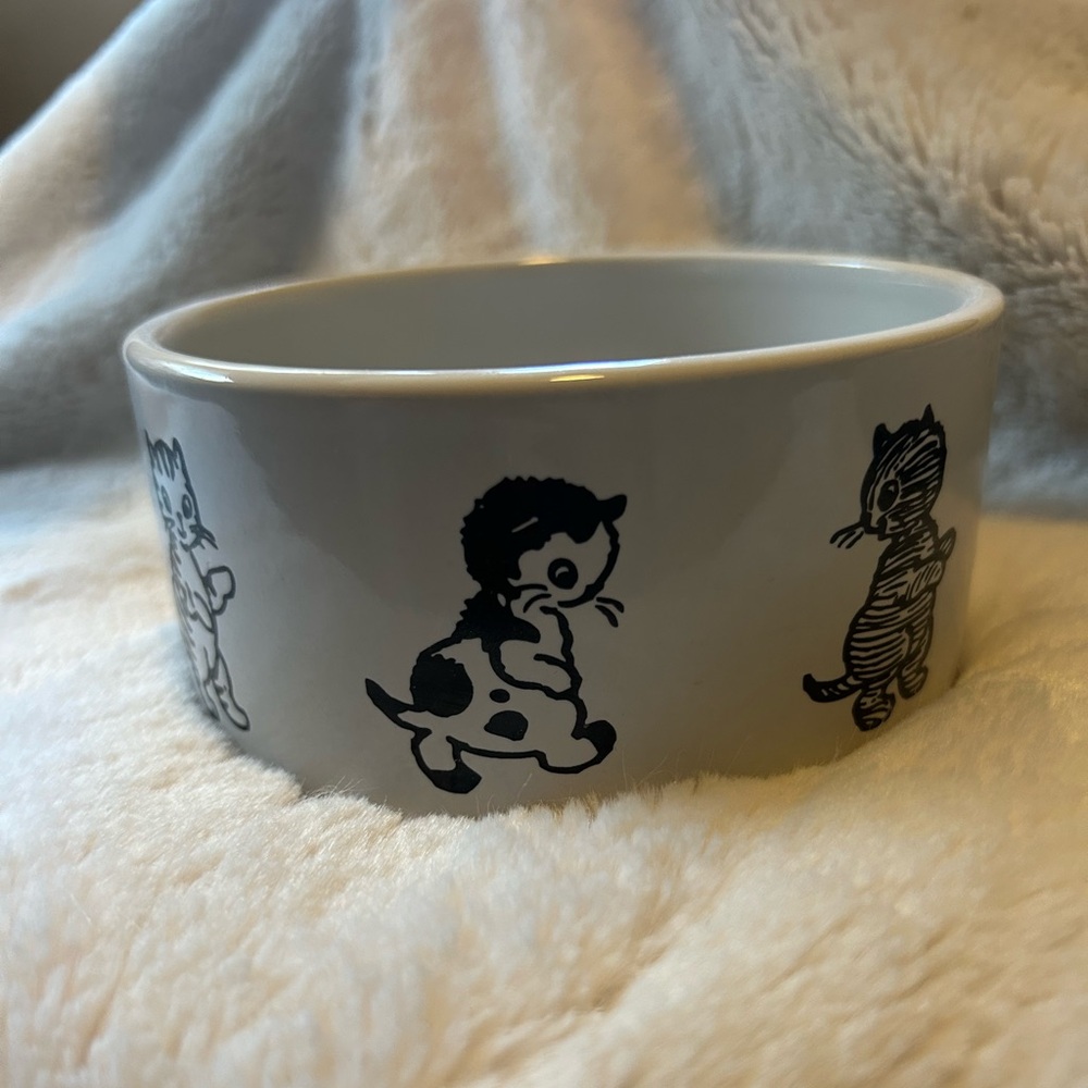 Cute Cat Water Dish with Black and White Cats - Picture 3 of 7